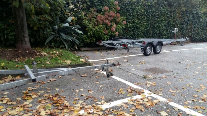 Il parcheggio del cimitero occupato da camper e carrelli nautici (foto)