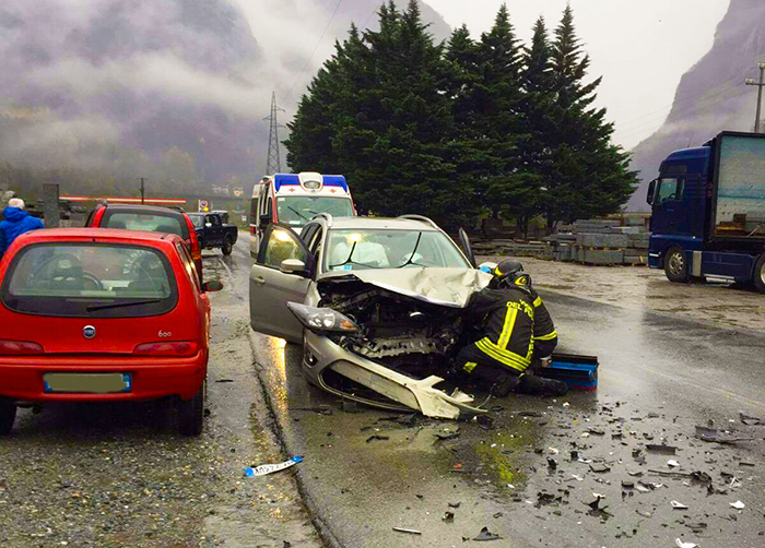 Grave incidente a Varzo tra due auto. Passeggeri in ospedale. Fotogallery