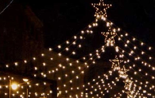 I commercianti si compattano: Intra salva le luminarie 