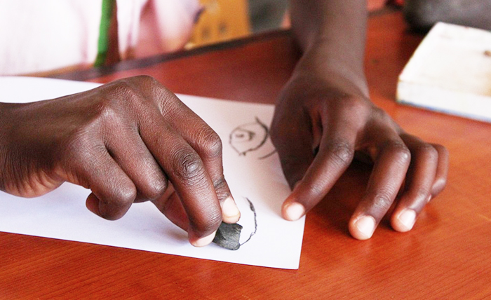 “Insegniamo l'italiano a Felix”. La Parrocchia di Villa cerca un “prof” per un giovane migrante