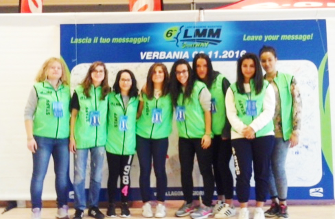 Studentesse del liceo Rosmini di Domo nello staff dei volontari della maratona del Lago Maggiore