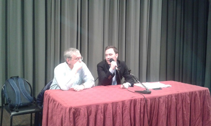 Masssimo Cirri racconta il suo libro agli studenti cusiani in attesa di ricevere il Premio Omegna.Videointervista