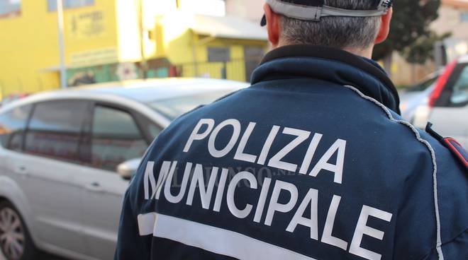 Urta tre auto in sosta e rifiuta l’alcoltest: via la patente e auto sequestrata