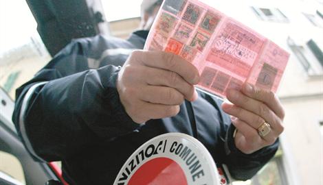 Ai vigili mostra una falsa patente inglese