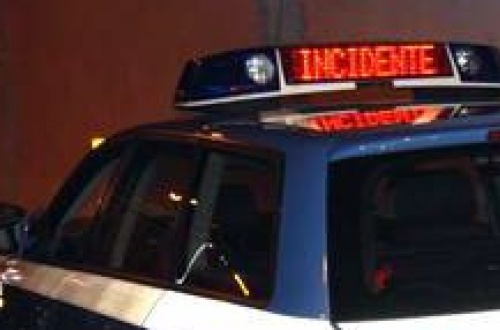 Scoppia uno pneumatico, Tir allo sbando in autostrada: tre auto danneggiate