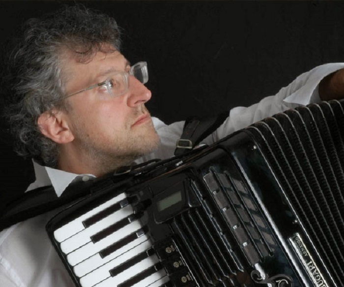 Sergio Scappini suona per l’associazione Parkinsoniani Vco