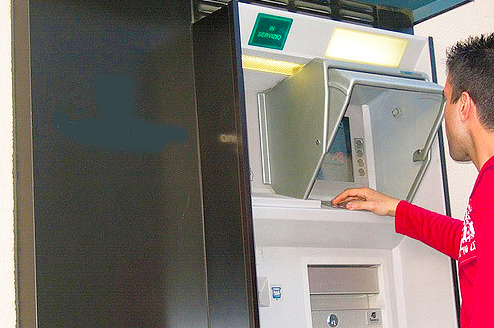 Ragazzo domese aggredito da due persone mentre preleva al bancomat