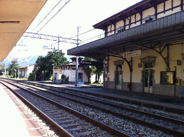 Giovane coppia senza casa occupa il primo piano della stazione e rifiuta di andarsene