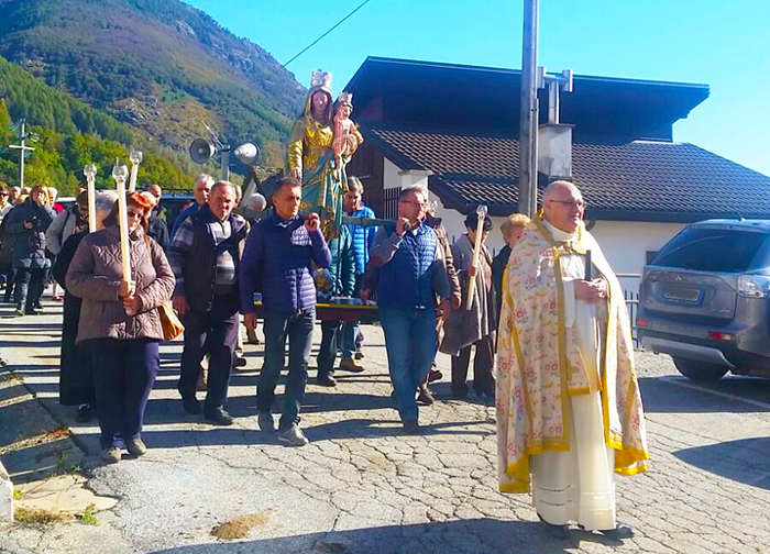 Processione a San Lorenzo di Bognanco per la Madonna del ringraziamento. Foto