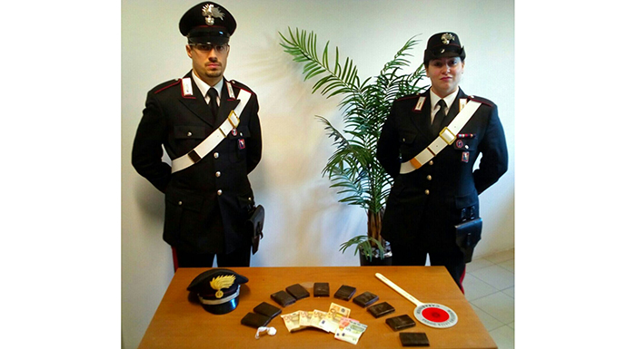 Preso in centro a Gravellona con un chilo di hashish e 5 grammi di coca. Arrestato
