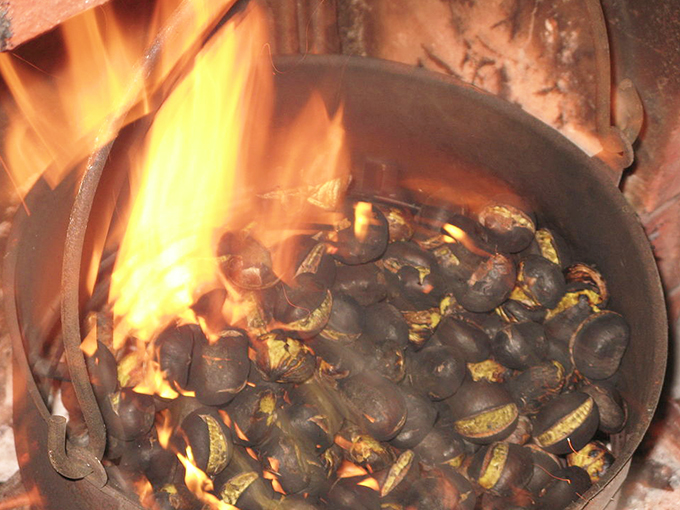 Castagnata in piazza sabato al Villaggio 