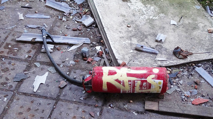 Vandalismi notturni nel posteggio di via Facchinetti, svuotati gli estintori
