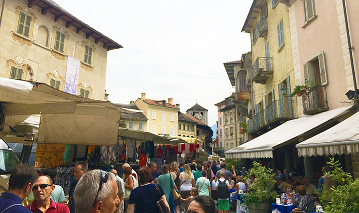 Ancora borseggi al mercato domese, le vittime turisti svizzeri