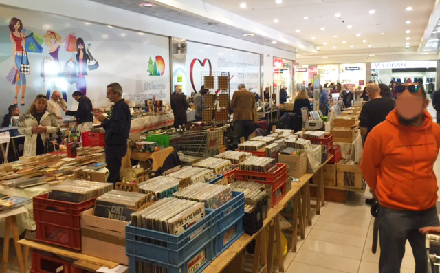 Tanti alla “Borsa scambio” all'Ossola Shopping Center. Fotogallery