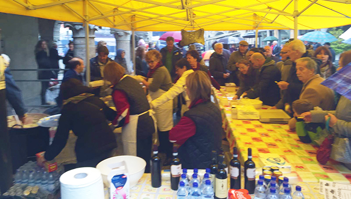 “Sapori d’autunno”in piazza: Fanfara, cibo e divertimenti per aiutare i terremotati. Video e foto