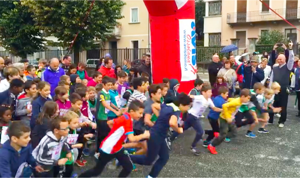  La tradizione della Marcia degli Scarponcini. Bambini di corsa per la 44^ volta nelle vie domesi. Video