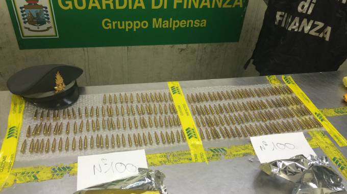 Proiettili di mitra nascosti nello stereo intercettati all’aeroporto