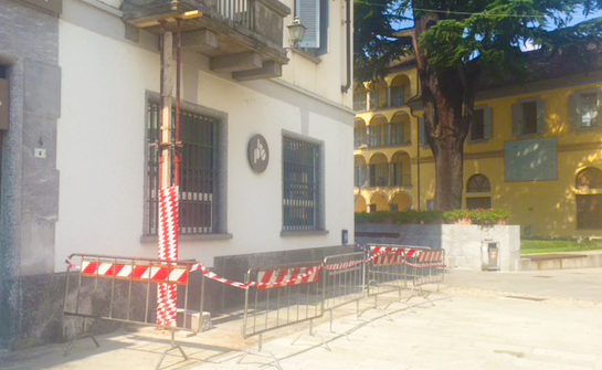 Tremendo rischio nel Borgo domese, si stacca un grosso masso da un balcone
