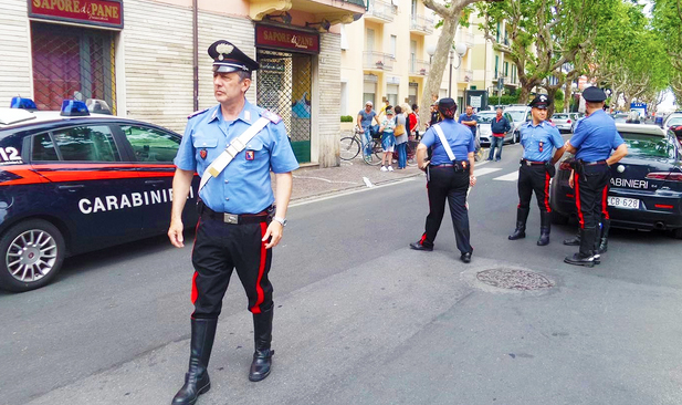 Rompono porte e finestre, rubano e fanno danni in diverse abitazioni