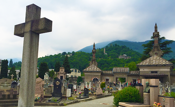 Preso il profanatore di tombe del cimitero domese: è accusato di vandalismi e violazioni di sepolcro