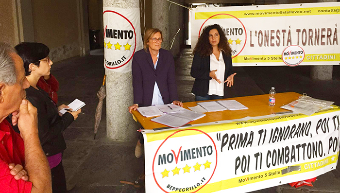 Domo: i Cinque Stelle in piazza a raccontare i primi due mesi di attività in consiglio. Video