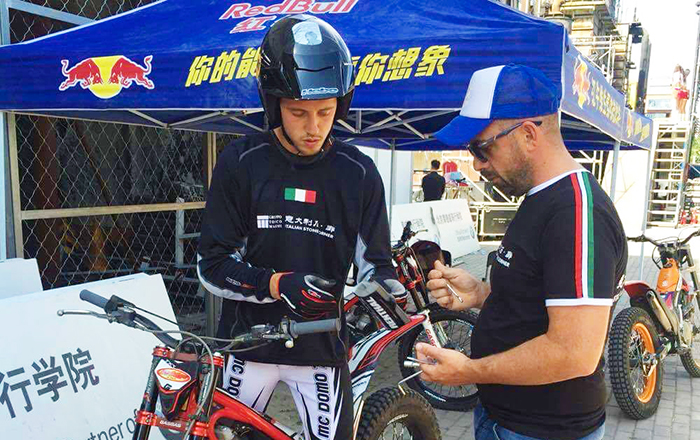 Luca Cotone vince a Pechino la gara di trial della Red Bull e diventa idolo dei tifosi. Video e fotogallery
