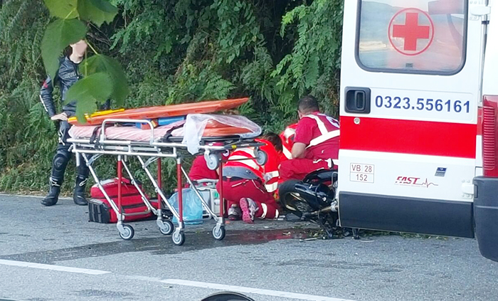 Incidente tra moto e auto, motociclista trasportato in ospedale. Fotogallery e video