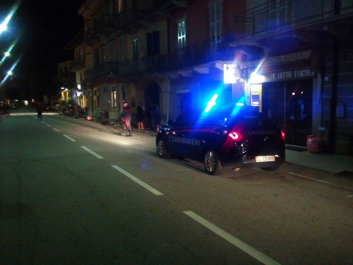 Con l’auto a folle velocità sul lungolago: divelti i paletti, strage sfiorata (foto)
