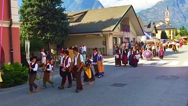 Grande sfilata dei carri e dei gruppi alla 91^ Festa dell'Uva di Masera. Video e foto