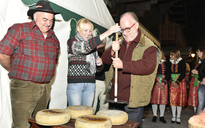 Raspelli marchia la prima forma di “Cheggio”, in Antrona lo Scarghià