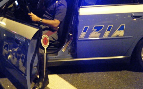 Pedone in mezzo alla statale provoca incidente d’auto