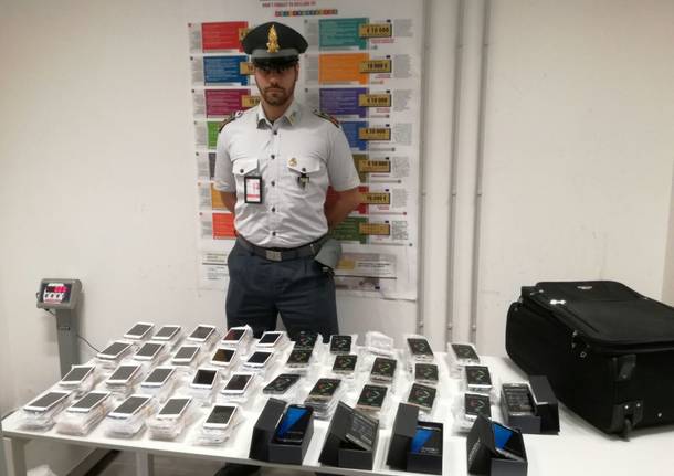 Sbarcano all’aeroporto con 300 smartphone taroccati
