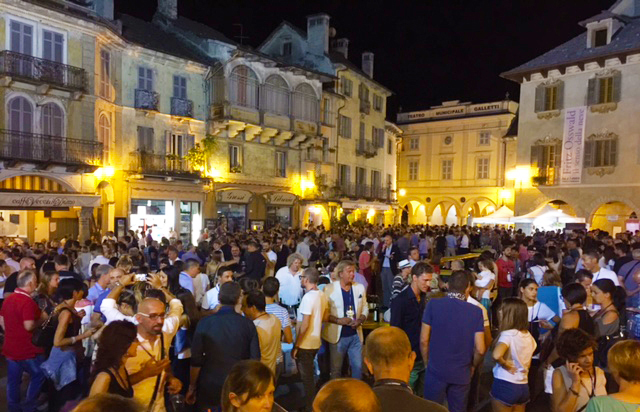 "Assalto" a piazza Mercato con Tastem Insema. Incasso pro terremotati. Video e foto