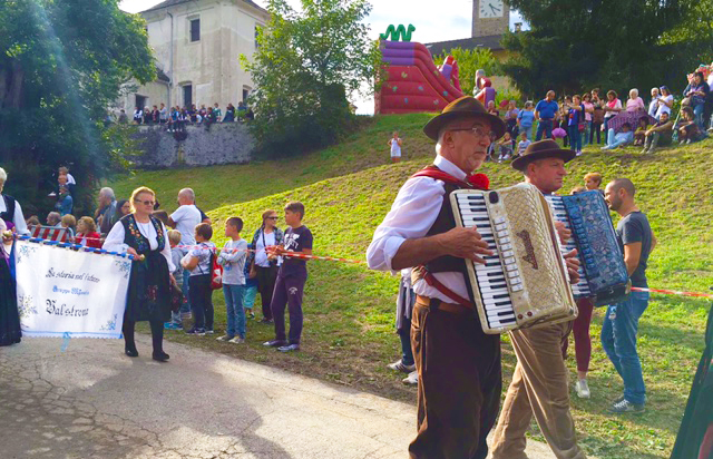 Trontano: i funghi protagonisti alla Sagra, sfilata dei rioni ispirata alle fiabe. Fotogallery