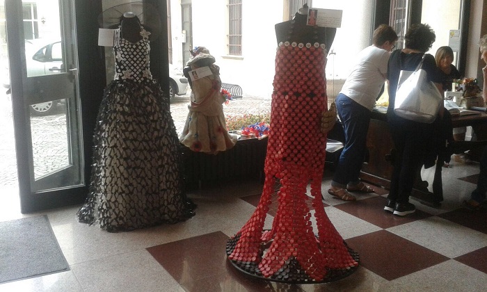   Collezione di abiti firmati Atelier del riciclo a Palazzo Tornielli. Fotogallery