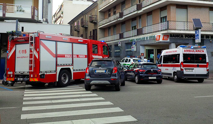 Arona: donna resta chiusa nelle porte automatiche della banca
