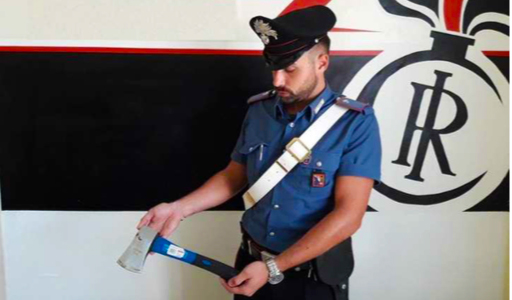 Con un'ascia minaccia i vicini di casa, denunciato