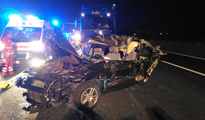 Incidente tra camion ed auto in autostrada, due feriti sulla A4