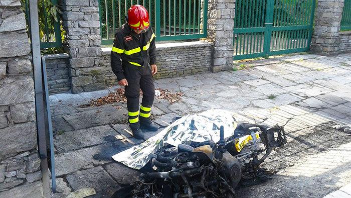 Si schianta contro un muretto, la moto s'incendia. Morto il centauro