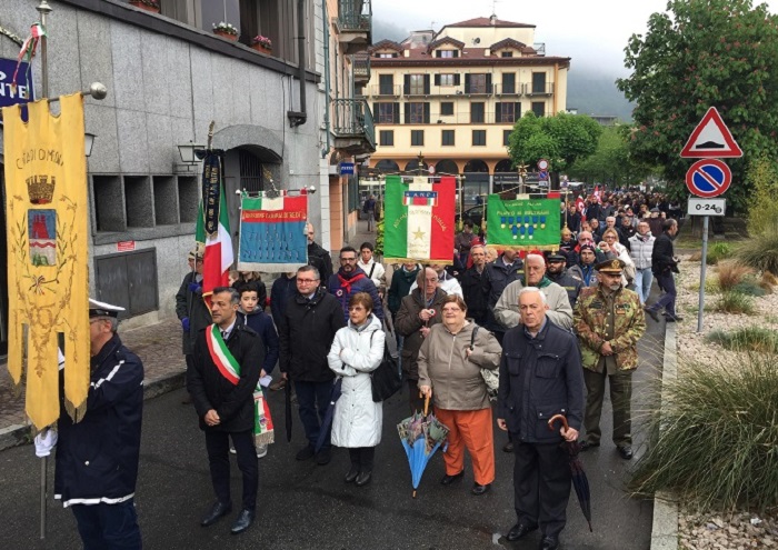 Anche gli studenti alla celebrazione del 25 aprile omegnese . Foto e Video