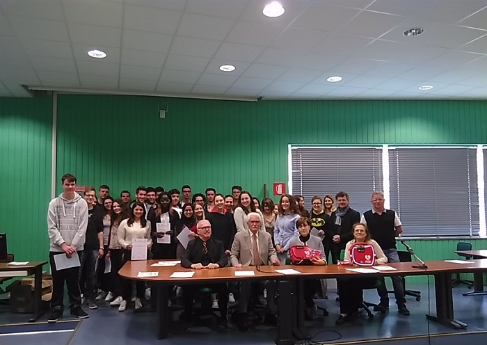 Consegnati due Defibrillatori alla polo scolastico superiore di Omegna