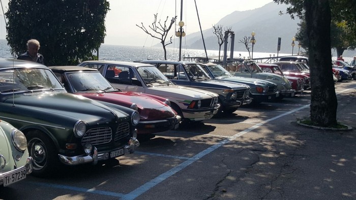 Auto d’epoca ticinesi sfilano sul Verbano e si fanno belle a Cannero (foto)