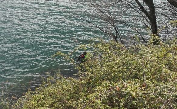Il cantiere non blocca il ciclista “cocciuto” che aggira l’ostacolo a nuoto