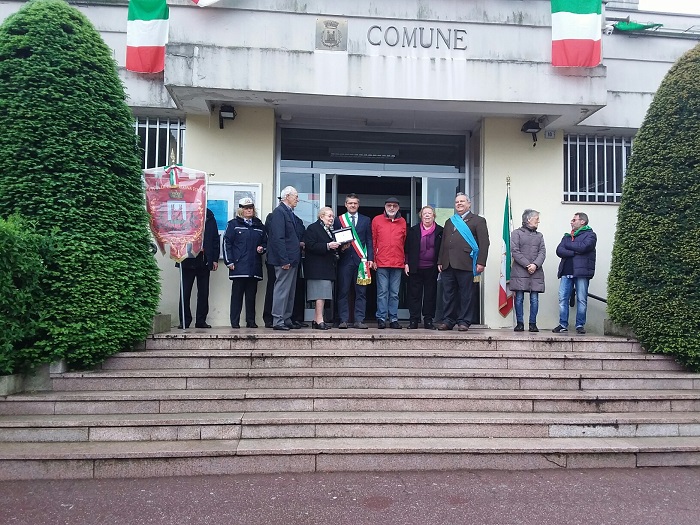 Riconoscimento all’ex staffetta partigiana del 1923 a Gravellona per le celebrazioni del 25 aprile. Video.