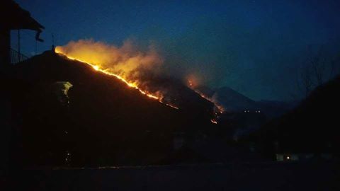 Ripreso l’incendio in Cannobina. Evacuate una ventina di baite