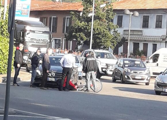 Mancata precedenza in rotonda, ciclista investita