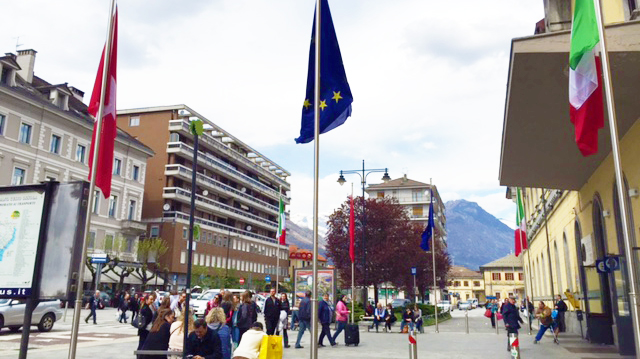 Bandiere "sparite" fuori dalla stazione, il caso in consiglio comunale