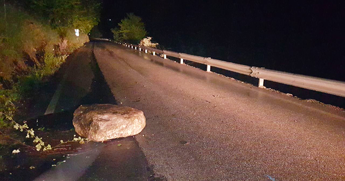 Un grosso sasso cade sulla strada a Calasca