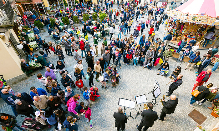 Boom di turisti a Pasqua in Ossola, 10 mila passeggeri sulla Vigezzina in quattro giorni. Foto