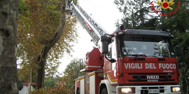 Vento forte, stop alla navigazione e disagi: i vigili del fuoco fanno gli straordinari